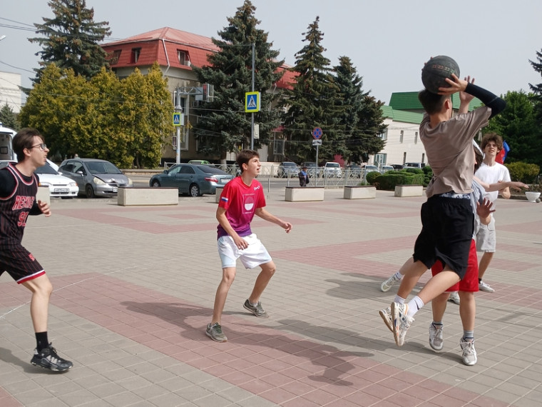 Уличный баскетбол.